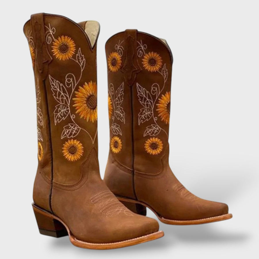 Botas de Cano Médio com Bordados e Salto Quadrado
