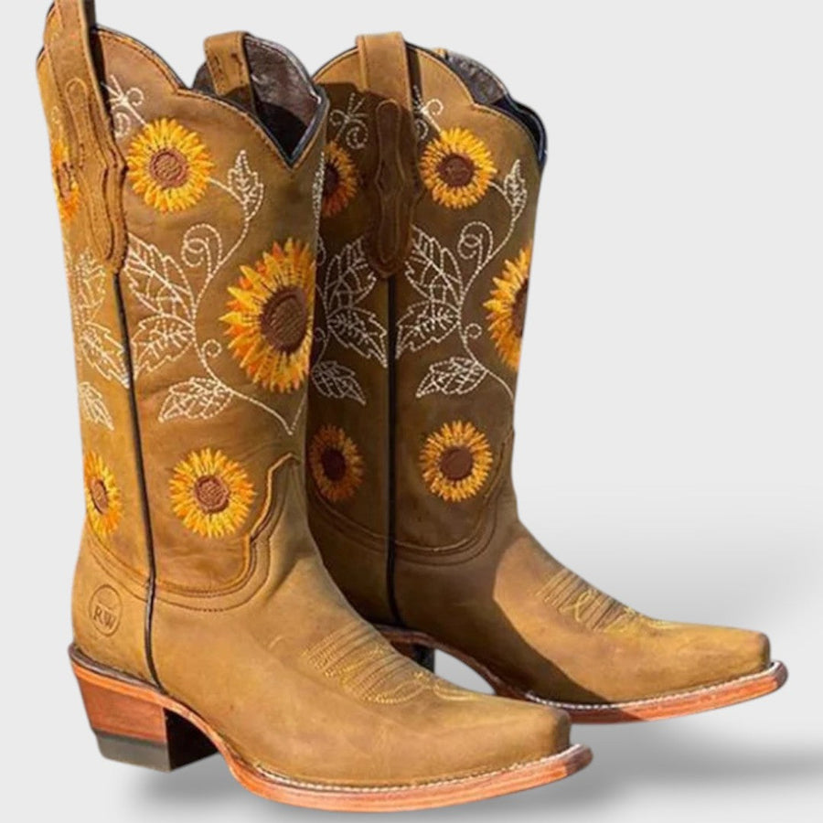 Botas de Cano Médio com Bordados e Salto Quadrado