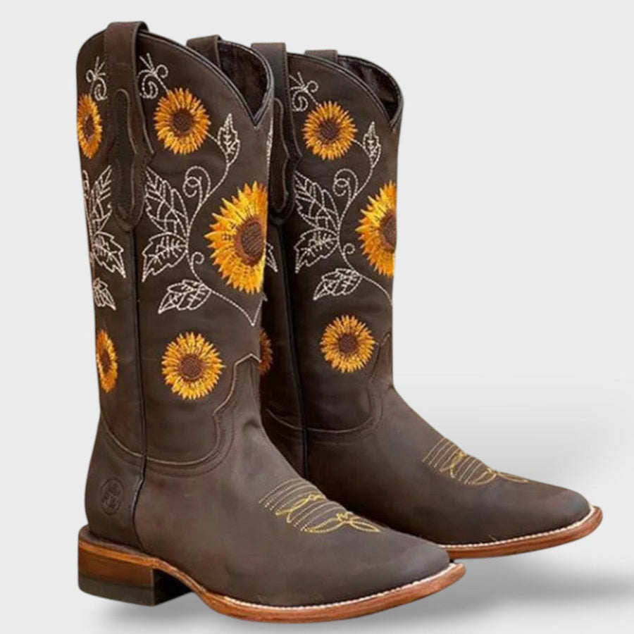 Botas de Cano Médio com Bordados e Salto Quadrado