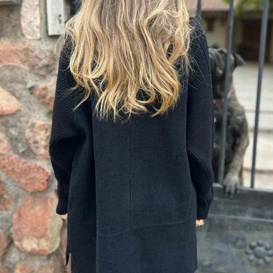 Abrigo Largo Elegante con Doble Botonadura y Mangas Texturizadas