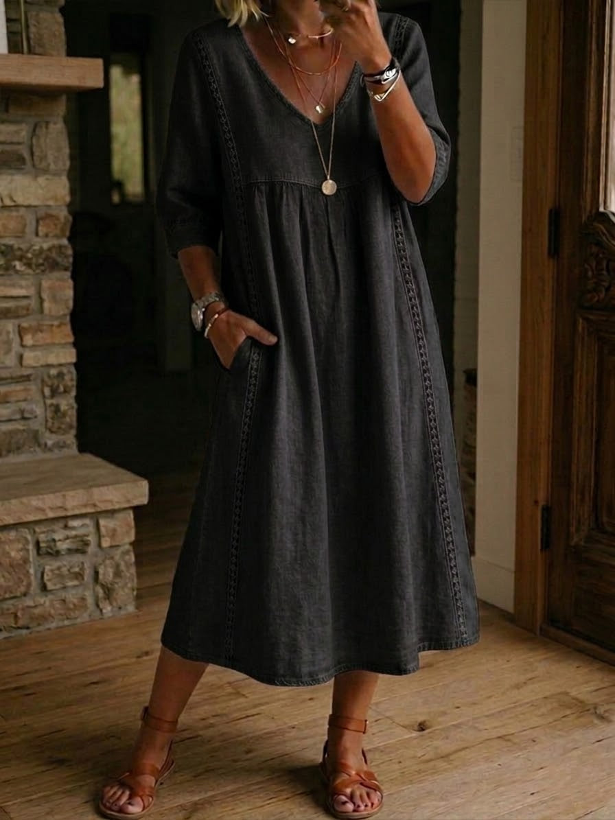 Robe fluide ample — détail du patchwork et de la dentelle