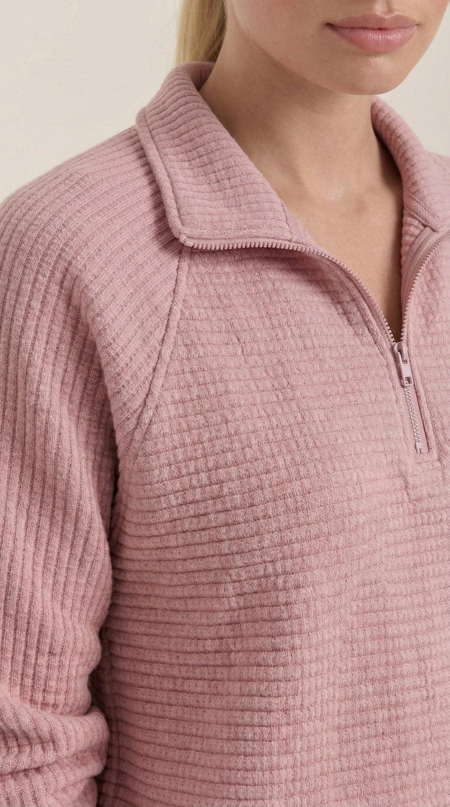 Pull col montant fermeture partielle oversize — vue de trois-quarts