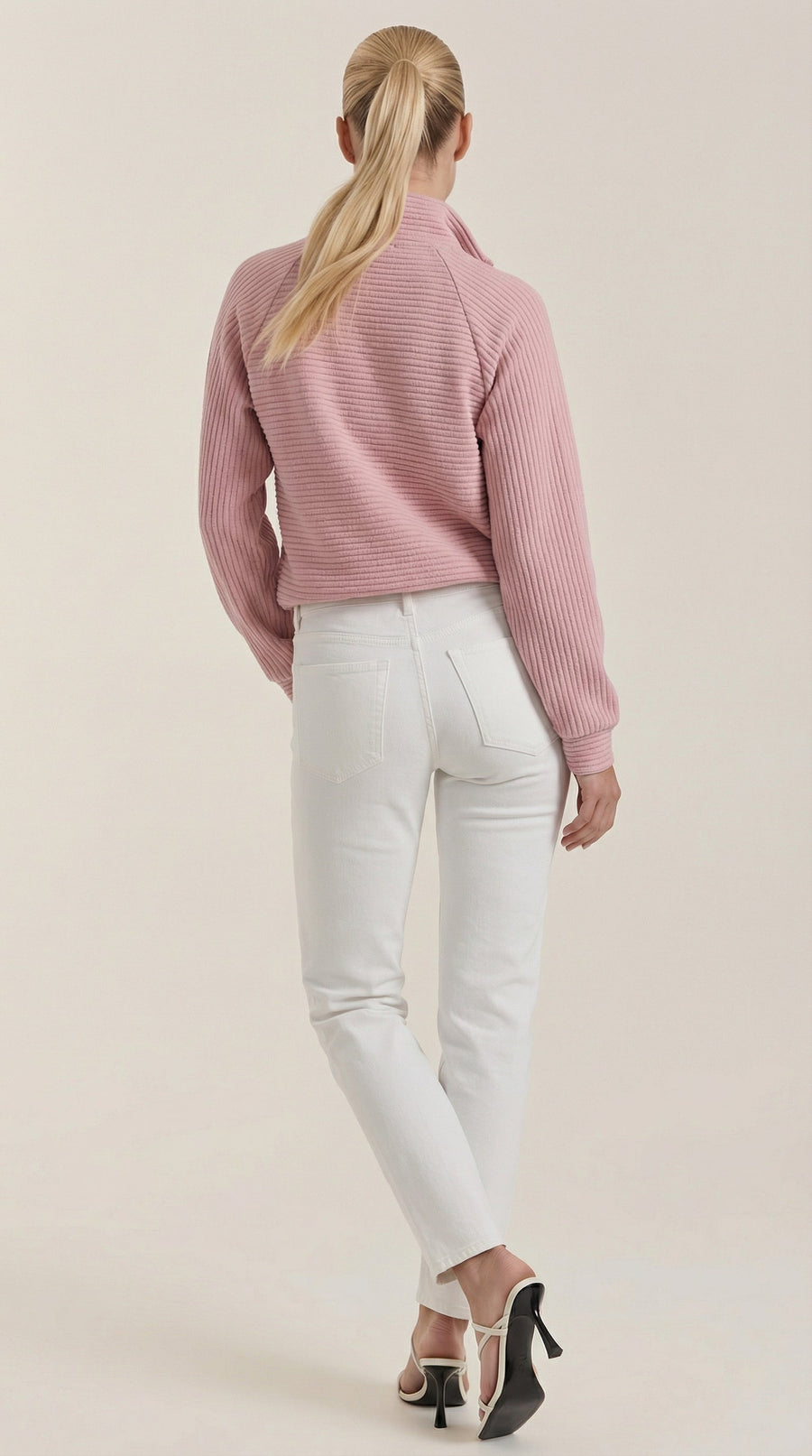 Pull oversize — détail du col montant