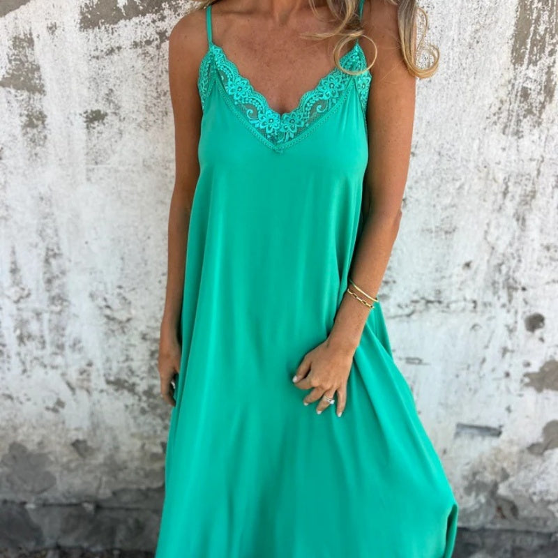 Robe Maxi Dentelle — vue de face, encolure dentelle et décolleté en V