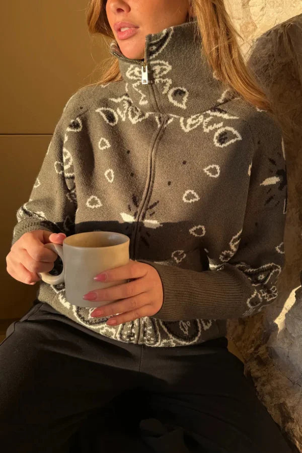 Pull col montant jacquard — vue de face avec fermeture zippée