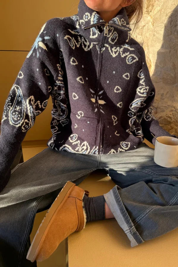 Pull col montant jacquard — détail du jacquard et des motifs délicats