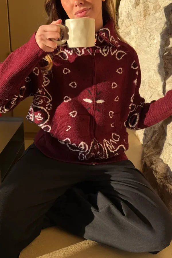 Pull col montant jacquard — vue latérale de la silhouette