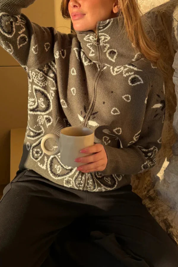 Pull col montant jacquard — vue de dos avec finitions côtelées