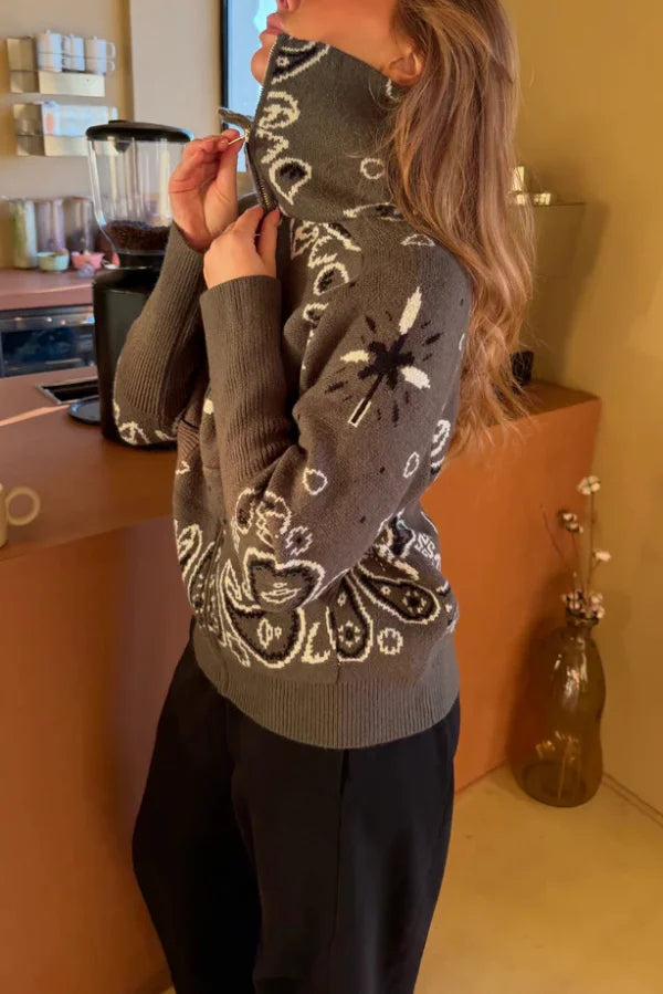 Pull col montant jacquard — vue d'ensemble de la coupe ample