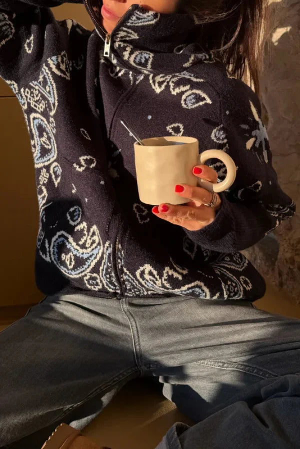 Pull col montant jacquard — détail de la fermeture zippée pratique