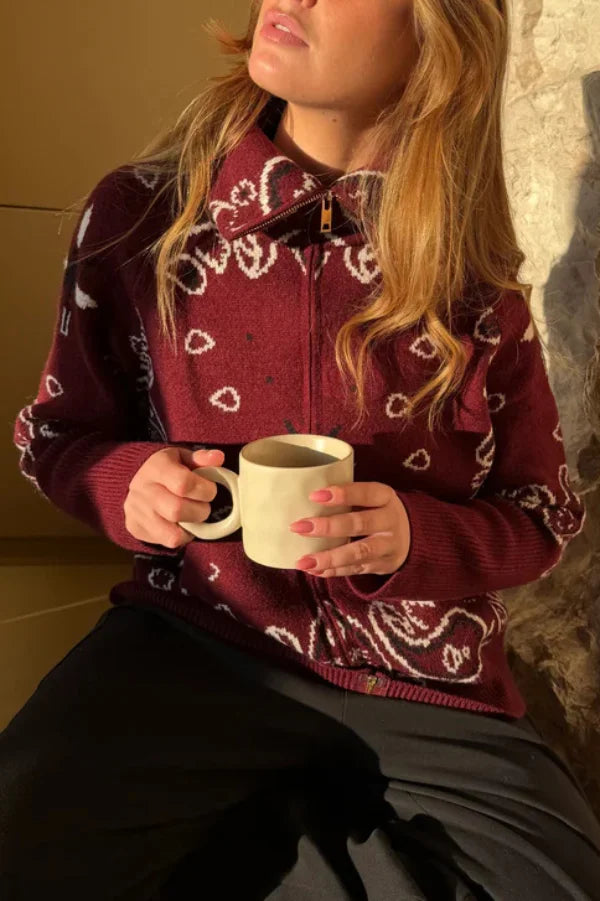Pull col montant jacquard — détail des motifs intemporels